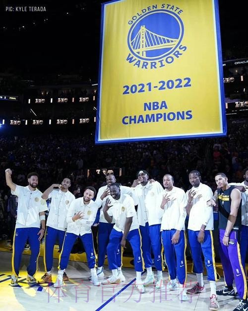 一张勇士队的“全家福”照片，为什么要在最中间留空一个位置？